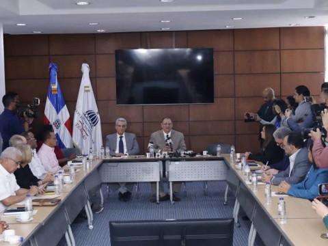 Gobierno defiende propuesta de aumento salarial de un 20 %