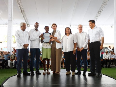 Gobierno entrega m&aacute;s de 2,700 t&iacute;tulos de propiedad a familias de SDE