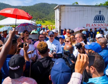 Gobierno vuelve con m&aacute;s ayudas para afectados por lluvias en Constanza