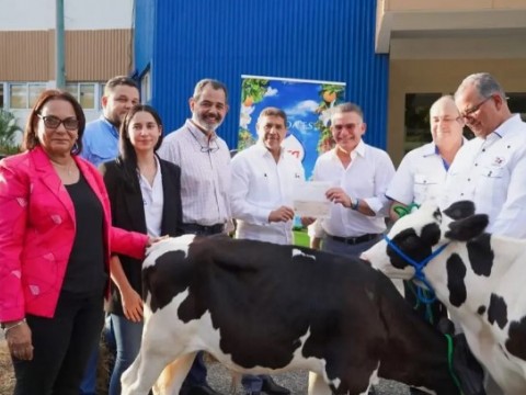 Grupo Rica dona 25 becerros Agricultura mejorar gen&eacute;tica