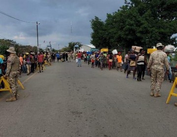 Miles de haitianos se agolpan en Dajab&oacute;n por escasez