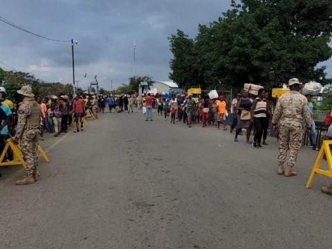 Miles de haitianos se agolpan en Dajab&oacute;n por escasez