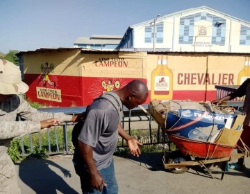 Haitianos lanzan piedras a territorio dominicano en frontera con Dajab&oacute;n y hieren camionero