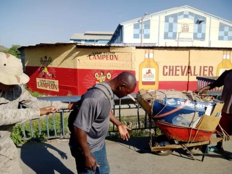 Haitianos lanzan piedras a territorio dominicano en frontera con Dajab&oacute;n y hieren camionero