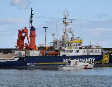 Dos barcos humanitarios salvan a 103 personas entre amenazas de Guardia libia