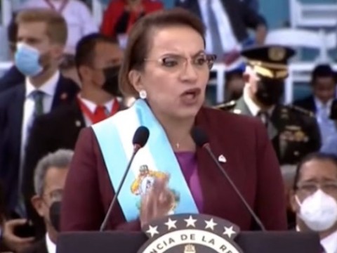 Xiomara Castro asume y promete luz gratis para un mill&oacute;n de familias