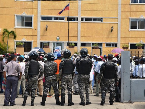 Embajada de Hait&iacute; se desliga de noticia falsa sobre supuesta entrega de dinero a los haitianos en RD