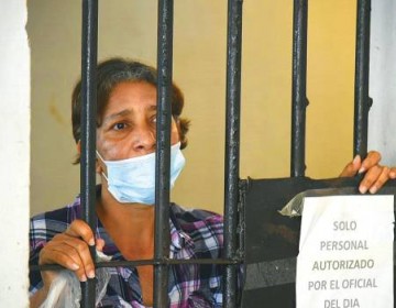 Deudas y fustracion la llevar&oacute;n a desnudarse frente Palacio