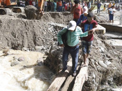 Las lluvias en Azua incomunican localidades y provocan una muerte