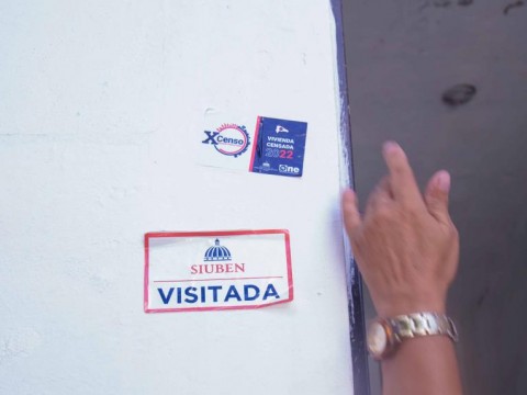 Quejas de que empadronadores pegan etiquetas sin haber censado