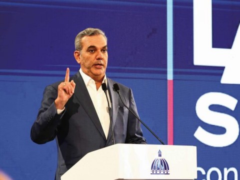 Abinader dice que su gobierno es el &uacute;nico que ha regulado a motoristas