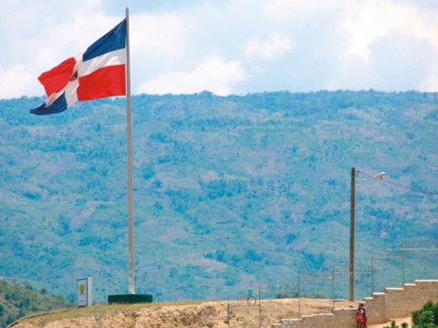 La construcci&oacute;n de la verja fronteriza sufre retrasos; no se pudo cumplir meta