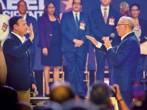 Abel Mart&iacute;nez adelanta programa de Gobierno al asumir candidatura