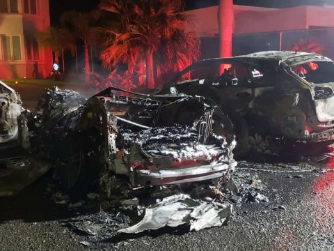 Queman veh&iacute;culos de la exesposa dominicana del reguetonero puertorrique&ntilde;o Cosculluela