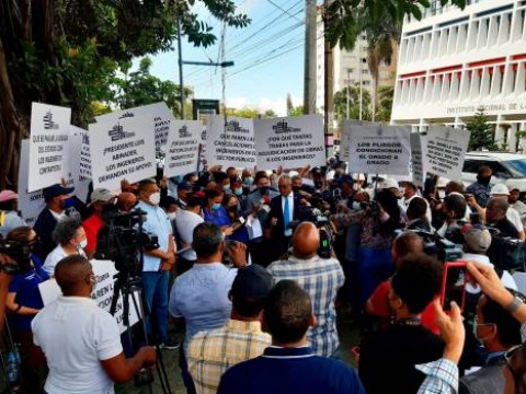 Ingenieros y arquitectos protestan frente al INVI para que los incluyan en sorteos de obras