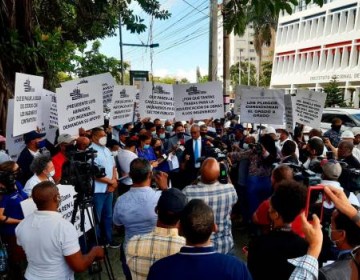 Ingenieros y arquitectos protestan frente al INVI para que los incluyan en sorteos de obras