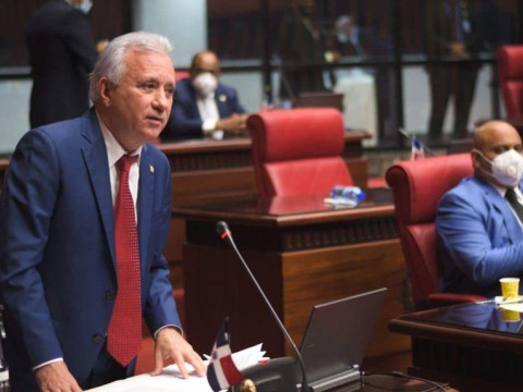 Senador Taveras Guzm&aacute;n deposita un proyecto sobre tres causales