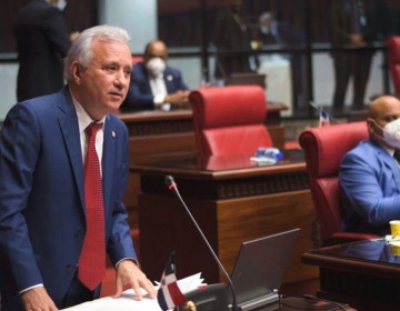 Senador Taveras Guzm&aacute;n deposita un proyecto sobre tres causales