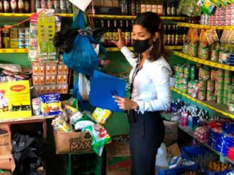 Detectan venta de bebidas adulteradas en La Romana