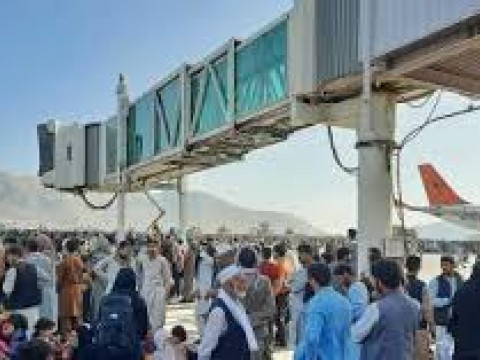 Afganist&aacute;n: EE.UU logra control del aeropuerto de Kabul y los talibanes sus inmediaciones