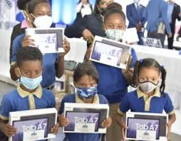 Gobierno entrega 537,432 tabletas a estudiantes 