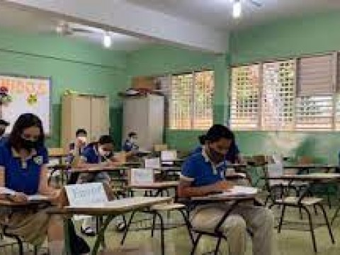Educaci&oacute;n eval&uacute;a suspender docencia en municipios por &ldquo;alta&rdquo; positividad