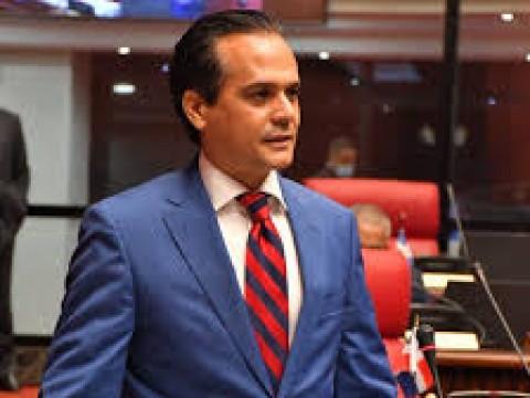 Senador Iv&aacute;n Silva: "Quiero pedir disculpas... en ning&uacute;n momento fue mi intenci&oacute;n pisotearla y mucho menos a una dama"