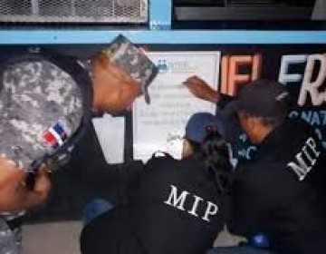 Interior y Policía notifica negocios que violentaron toque de queda
