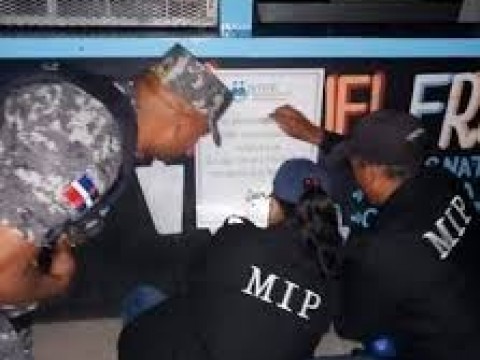 Interior y Policía notifica negocios que violentaron toque de queda
