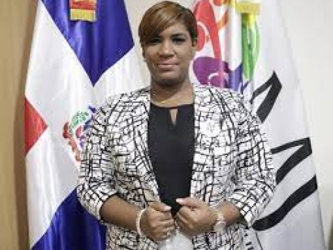 Ministra Juventud no piensa tomar licencia