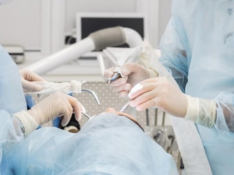 Salud P&uacute;blica reitera supensi&oacute;n de jornadas de implantes dentales sin la debida habilitaci&oacute;n