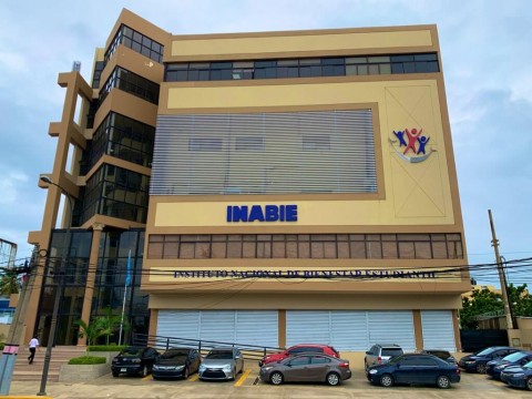 INABIE dispone evaluar &uacute;tiles escolares abandonado en almac&eacute;n y que se puedan reutilizar