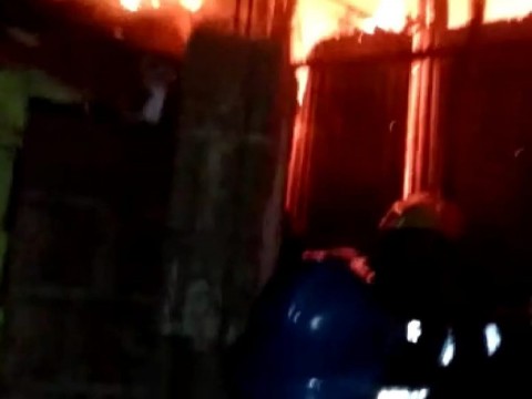 PN y Bomberos investigan causas incendio redujo a cenizas tres viviendas en Valverde.