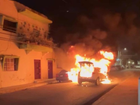 Se incendian dos veh&iacute;culos en una calle de la Zona Colonial
