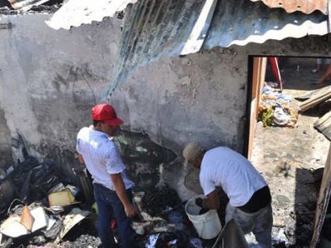 Familias quedan a la intemperie tras incendio destruir cuatro viviendas en Moca