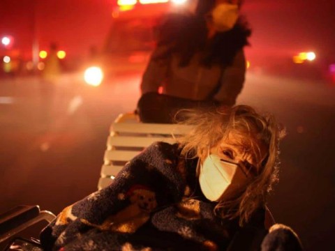 Miles de personas huyen de incendios descontrolados que calcinan casas en Los &Aacute;ngeles y alrededores