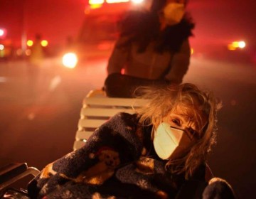 Miles de personas huyen de incendios descontrolados que calcinan casas en Los &Aacute;ngeles y alrededores