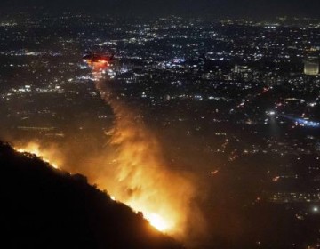 Estalla en las monta&ntilde;as de Hollywood el sexto incendio que arde en Los &Aacute;ngeles