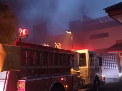 Al menos 16 veh&iacute;culos destruidos y varios afectados por incendio en parqueo subterr&aacute;neo en Santiago