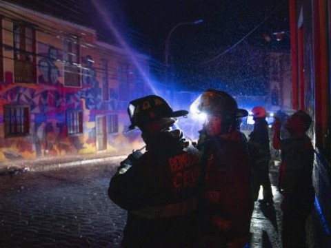 Un incendio destruye entre 15 y 40 viviendas en la ciudad chilena de Valpara&iacute;so
