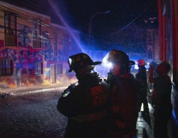 Un incendio destruye entre 15 y 40 viviendas en la ciudad chilena de Valpara&iacute;so