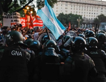Incidentes entre polic&iacute;a y manifestantes en los alrededores del Congreso argentino