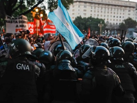 Incidentes entre polic&iacute;a y manifestantes en los alrededores del Congreso argentino