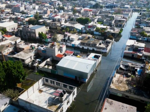 Pobladores del centro de M&eacute;xico luchan por sobrevivir en medio de inundaci&oacute;n
