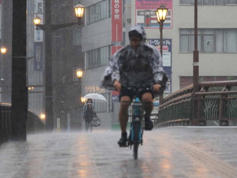 Jap&oacute;n urge a millones a evacuar tras lluvias que provocaron inundaciones y aludes