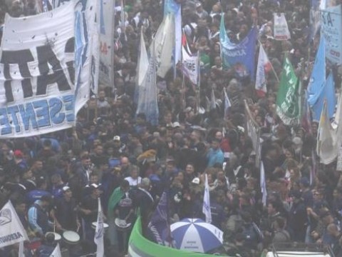 Protestas en Argentina mientras Senado discute reformas clave para el gobierno de Milei
