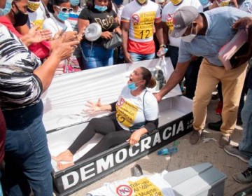 &ldquo;Si no me tiro, yo misma voy a buscar la forma de quitarme la vida&rdquo; dice vendedora del mercado Las pulgas mientras protesta frente a Palacio