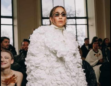 El abrigo de 7 mil p&eacute;talos de rosas reales que us&oacute; Jennifer L&oacute;pez en la Semana de la Moda