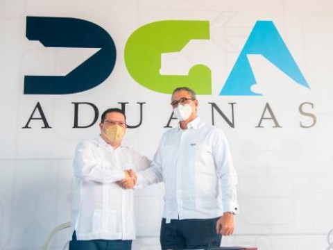 HIT Puerto R&iacute;o Haina dona a la Direcci&oacute;n de Aduanas equipo que escanea 100 contenedores por hora