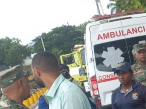 Una joven cay&oacute; al mar mientras hac&iacute;a fotos sobre arrecifes en la autopista Las Am&eacute;ricas